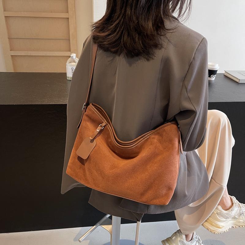 This year, large-capacity tote bags are popular for women's 2025 autumn and winter new versatile casual shoulder messenger commuter bags.