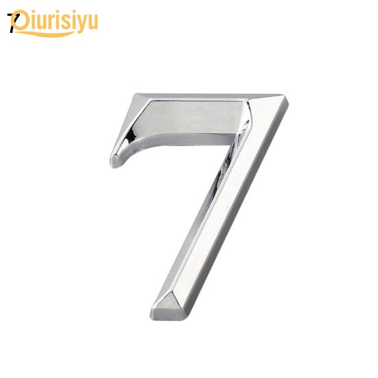 

Позолоченная табличка на двери дома, цифра номера адреса 7#