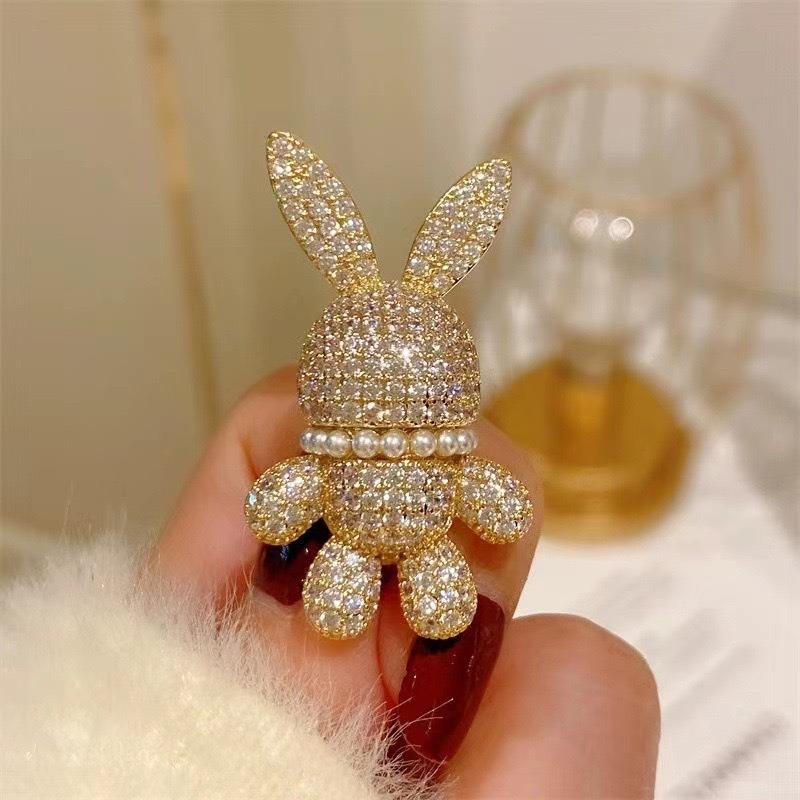 Full-diamond Rabbit Brooch - High-end, Cute, Three-dimensional Corsage, Elegant, Anti-glare Pin