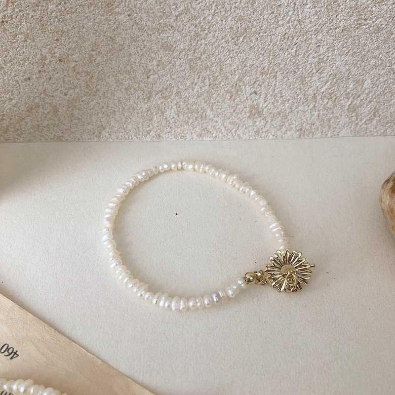 

Irregular Freshwater Pearl Necklace with Metal Daisy Pendant - French Elegant Fashion Clavicle Chain Bracelet