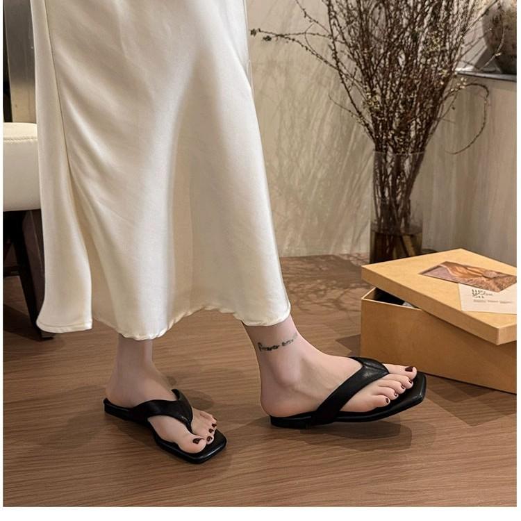Flip-flops women's summer wear 2025 new versatile fashion pinch feet beach lazy drag with skirt cool slippers