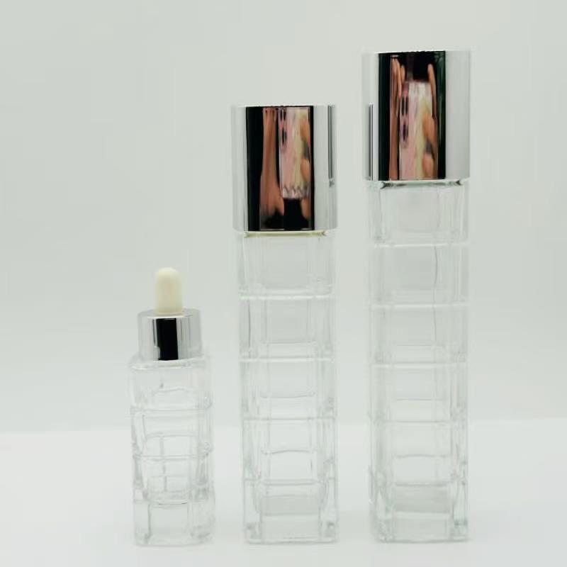 Kare Cam Cilt Bakım Seti: 100ML ve 120ML Tonik/Losyon Şişeleri, 40ML Serum Şişesi, 50g ve 30g Krem Kavanozları.