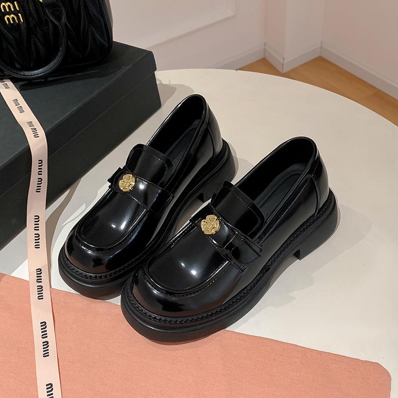 Innere Höhenzunahme 7CM Plateau-Loafer Damen Frühling 2025 neu schwarz runde Spitze Kamelie dicker Absatz kleine Lederschuhe