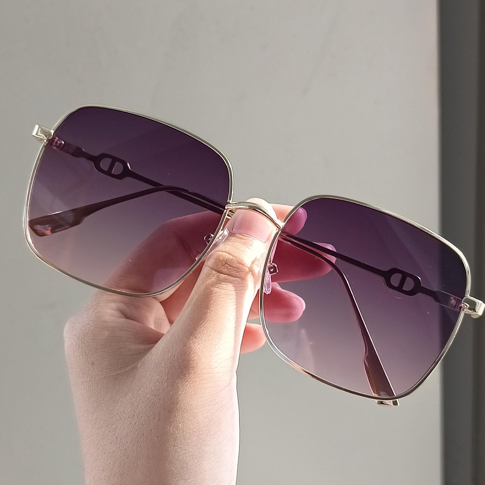 

Latest Metal Large Frame Square Sunglasses Women Brand Designer Fashion Sun Glasses Men Outdoor Driving Eyewear UV400 Oculos De Sol As shown in the figu