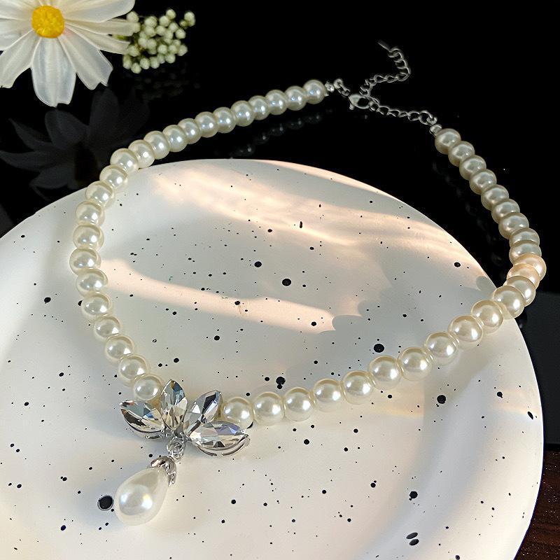 Exquisite Zircon Petals Pearl Pendant Necklace Women's Light Luxury High-end Temperament Collarbone Chain Baroque Personality Necklace