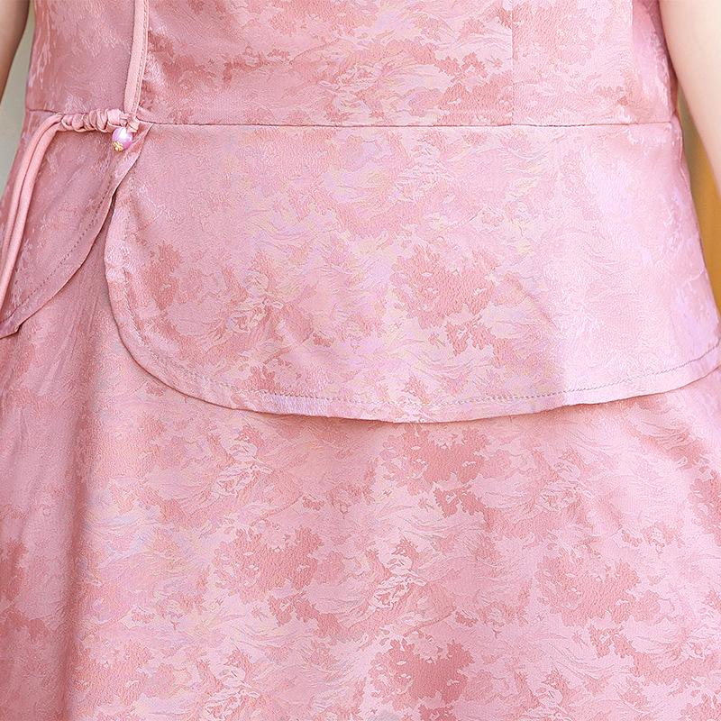 Elegancka letnia sukienka w stylu chińskim na rok 2025 dla kobiet w średnim wieku: Wyszczuplający, Modny, Design o średniej długości