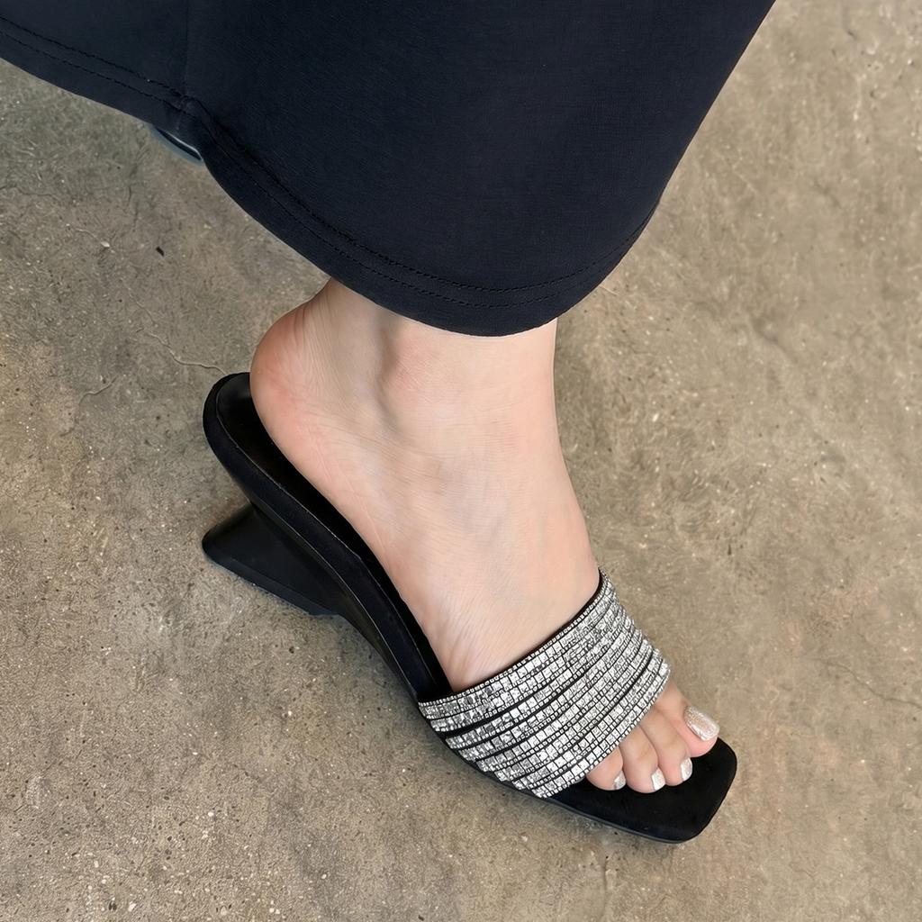 Exquisite square water diamond slope and cool slippers