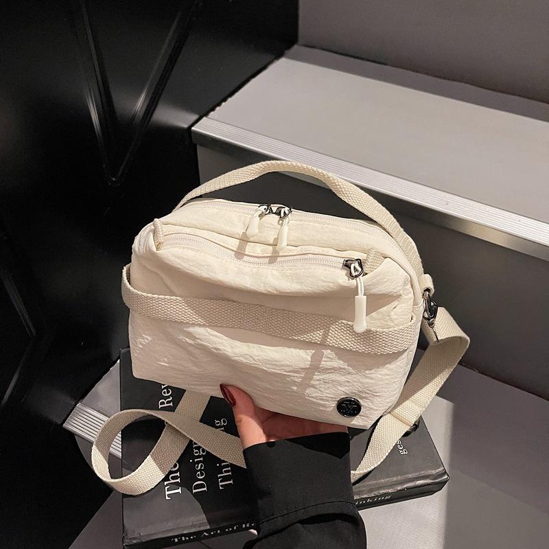 Fashion messenger bag women 2025 simple shoulder bag bag high value niche fashionable foreign style new commuter bag