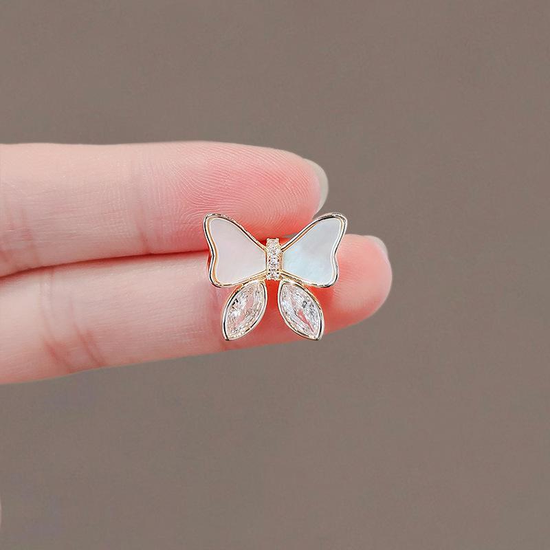 Elegant Cartoon Brooch: Women's High-End Cute Corsage Pin