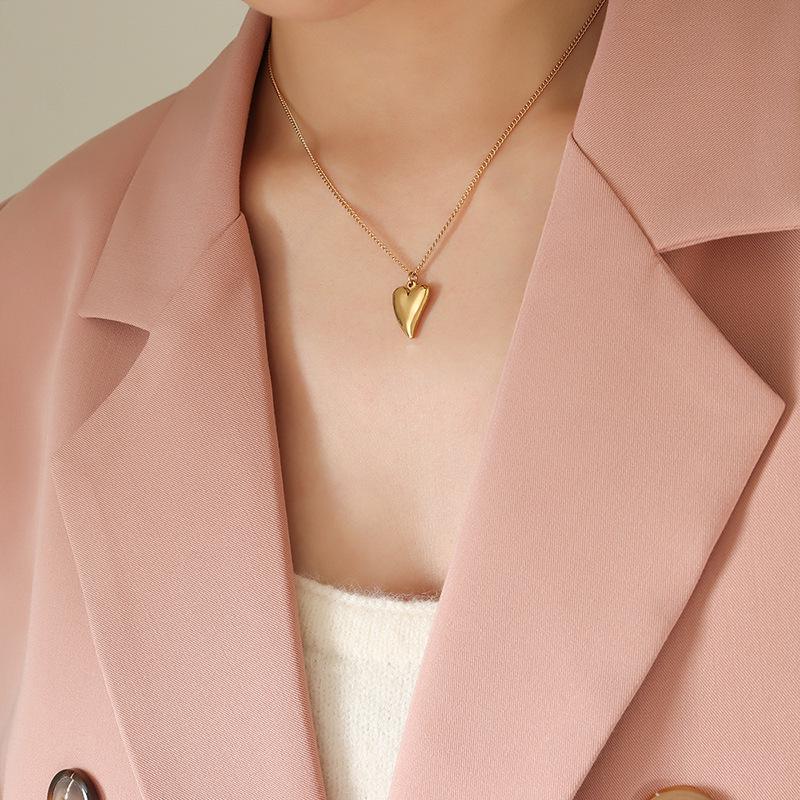 Stylish Heart Pendant Necklace: 18K Gold-Plated Titanium Steel, Cold-Style Clavicle Chain for Women