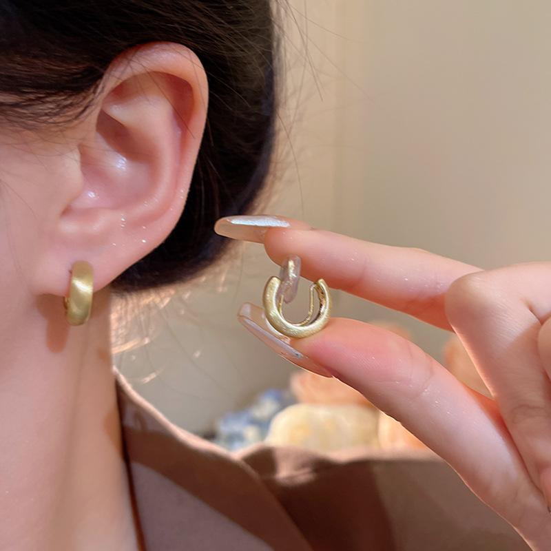 

Без проколов в ушах, клипсы для ушей с диском от комаров, легкая роскошь, холодные brushed клипсы для ушей, простые серьги 2025.