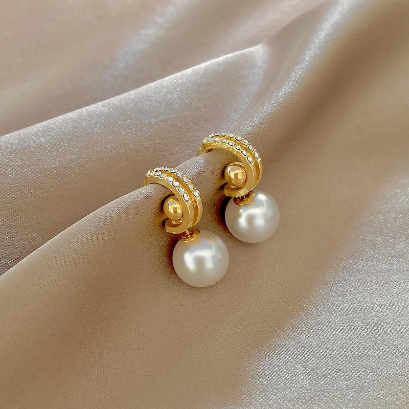 Elegant and sophisticated earrings for women, vintage niche design pearl studs, popular online trend ear accessories