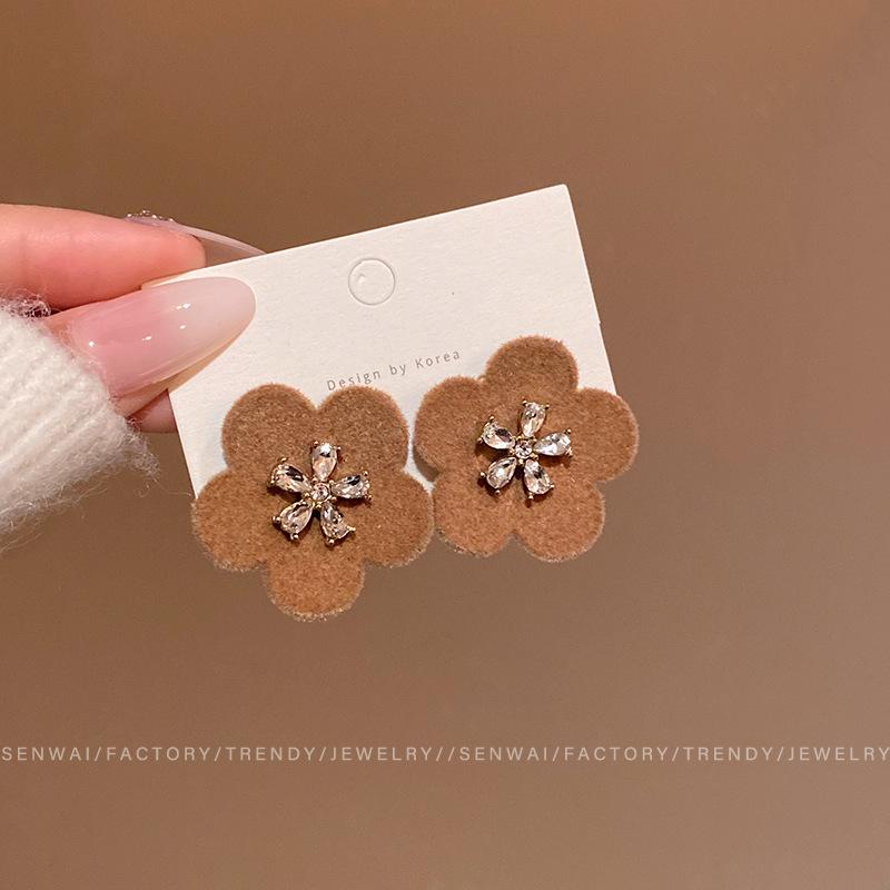 

Autumn and winter new flocking flower earrings light luxury niche high-end geometric stud earrings fashion versatile temperament earrings