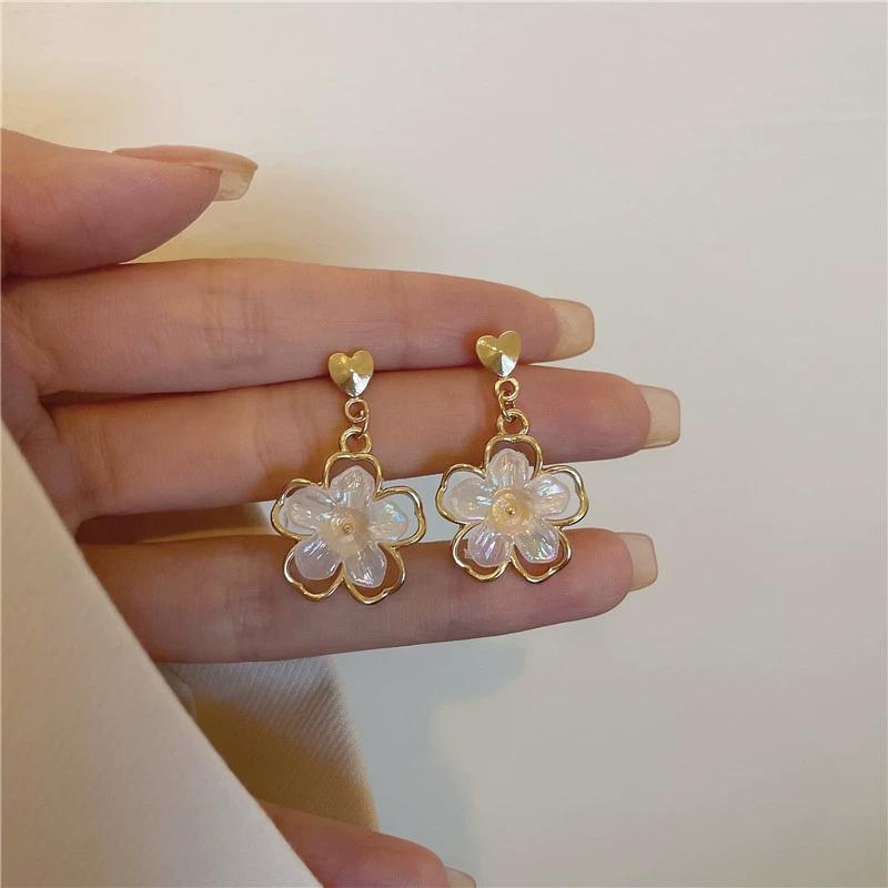 French White Petal Flower Clip On Earrings Simple Elegant Non Pierced Ear Clips For Women And Girls