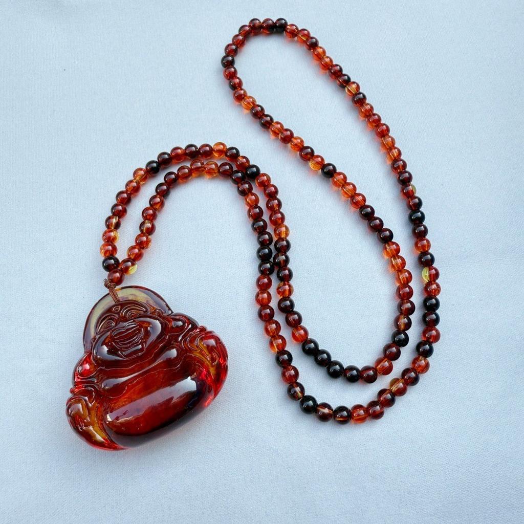  Bursztynowy Vintage Bursztynowy Wisiorek Naszyjnik Wiszący Dla Mężczyzn I Kobiet Z Krwistoczerwonymi Perłami. Naszyjnik Spokojny Urok na Łańcuszku w Etnicznym Swetrze.