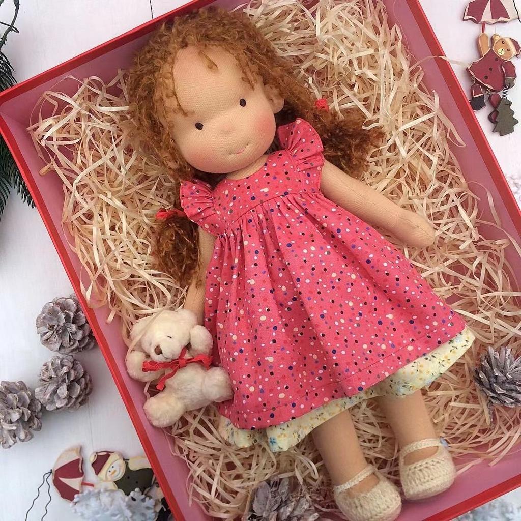 Păpușă Waldorf de 12 inchi, realizată manual, în rochie florală, cu pulover tricotat și eșarfă, cutie cadou pentru fete