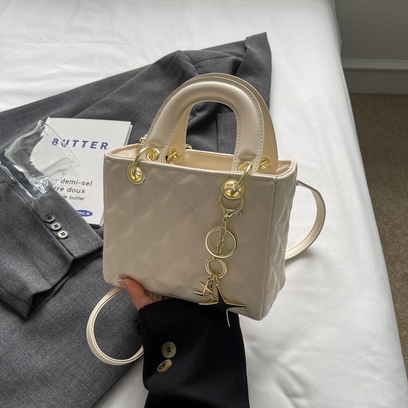 Bag Women's Xiaoxiangfeng Fashion Women's Bag Autumn and Winter Glossy Crossbody Bag Niche Simple Portable Rhombus Temperament Princess Diana Bag