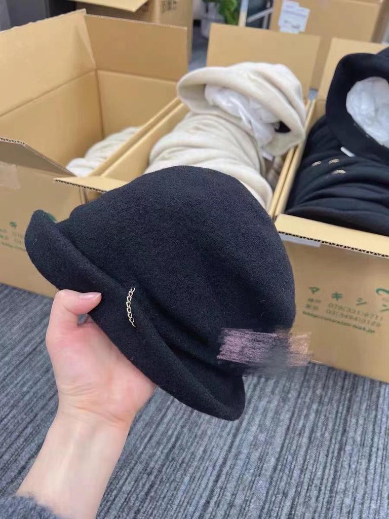 Japanese Style Wool Slouchy Beanie: Women's Warm Autumn/Winter Fisherman Beret with Chain Detail, Enhances Face and Style.