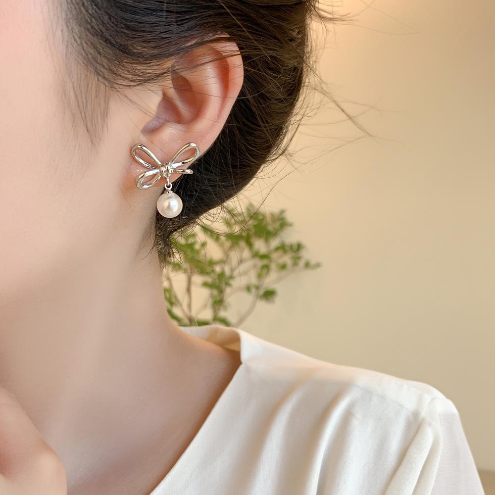Nischen-Minimalistischer Silber-Schleifen-Perlen-Steckerohrringe - Eleganter, Luxuriöser, Vielseitiger Modeschmuck
