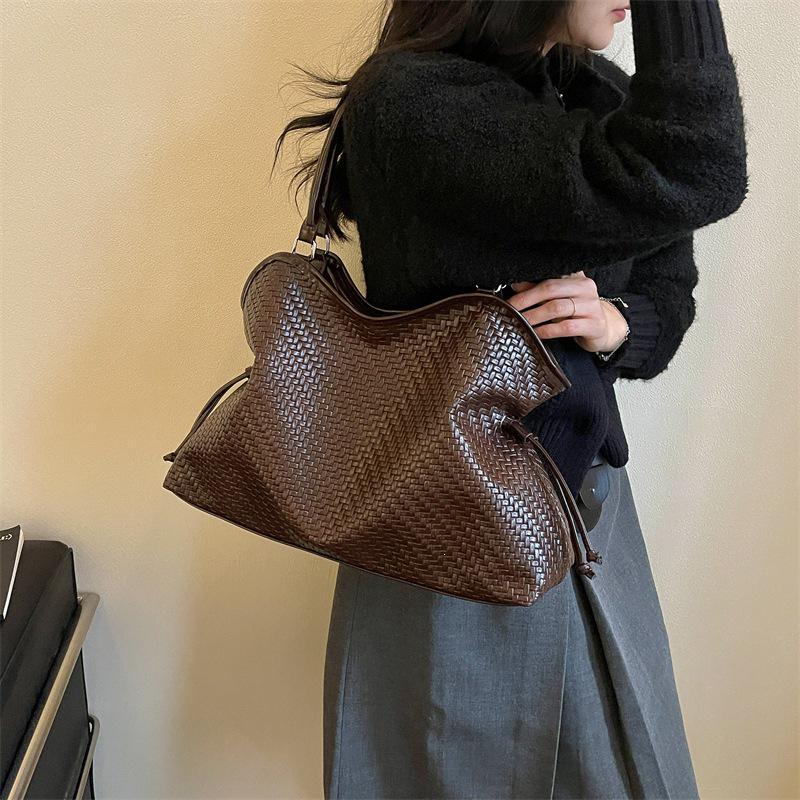 Korean Style Woven Texture Tote Bag: 2026 Fashion Versatile Shoulder Bag, Lazy Style, Large Capacity for Women.