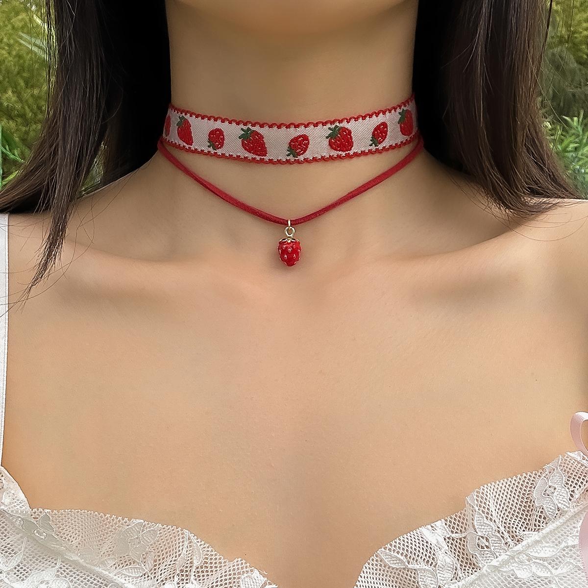 

Cute Sweet Strawberry Pendant Short Necklace for Women Romantic Pink Korean Velvet Rope Chain Chokers Dopamine Jewelry Accessory розовый