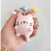 Uncinetto fatto a mano, ciondolo gatto biscotto, piccoli accessori tessuti con filato da tessitura, accessori carini da appendere alla borsa a cartoni animati, con portachiavi, regalo di Natale
