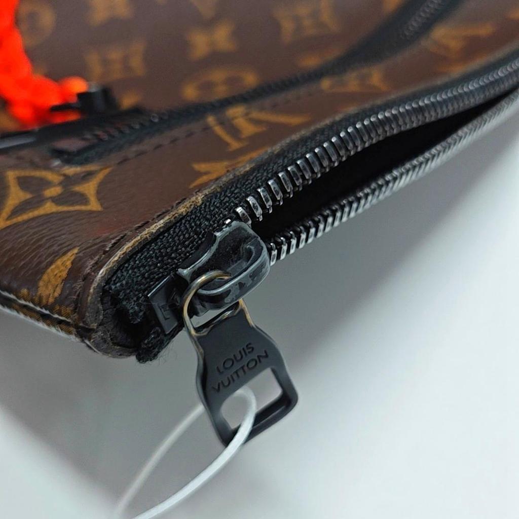 [Pre-Owned] A4 Pouch Monogram Leather Handbag - Very Good #X0MHRP