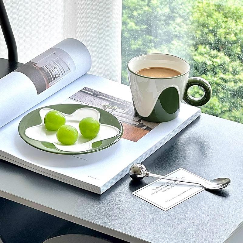 Schwarz und Weiß Wellenförmige Keramik Kaffeetasse Schmetterlings-Set Unterglasurfarben Handwerksbecher Latte-Tasse Leichter Luxus-Stil