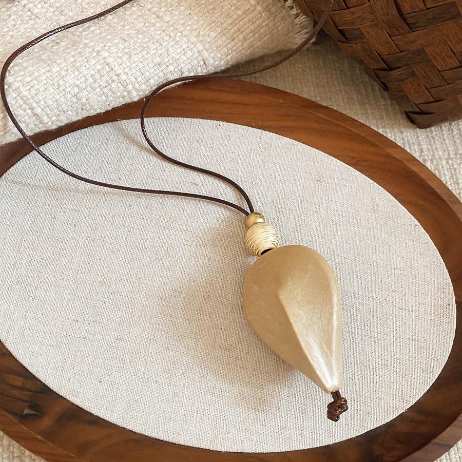 High-End Women's Retro Oval Geometric Resin Necklace
