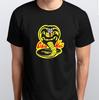 T-shirt nera Karate Kid Cobra Kai Dojo. Unisex Tutte le taglie S M L XL 2 XL