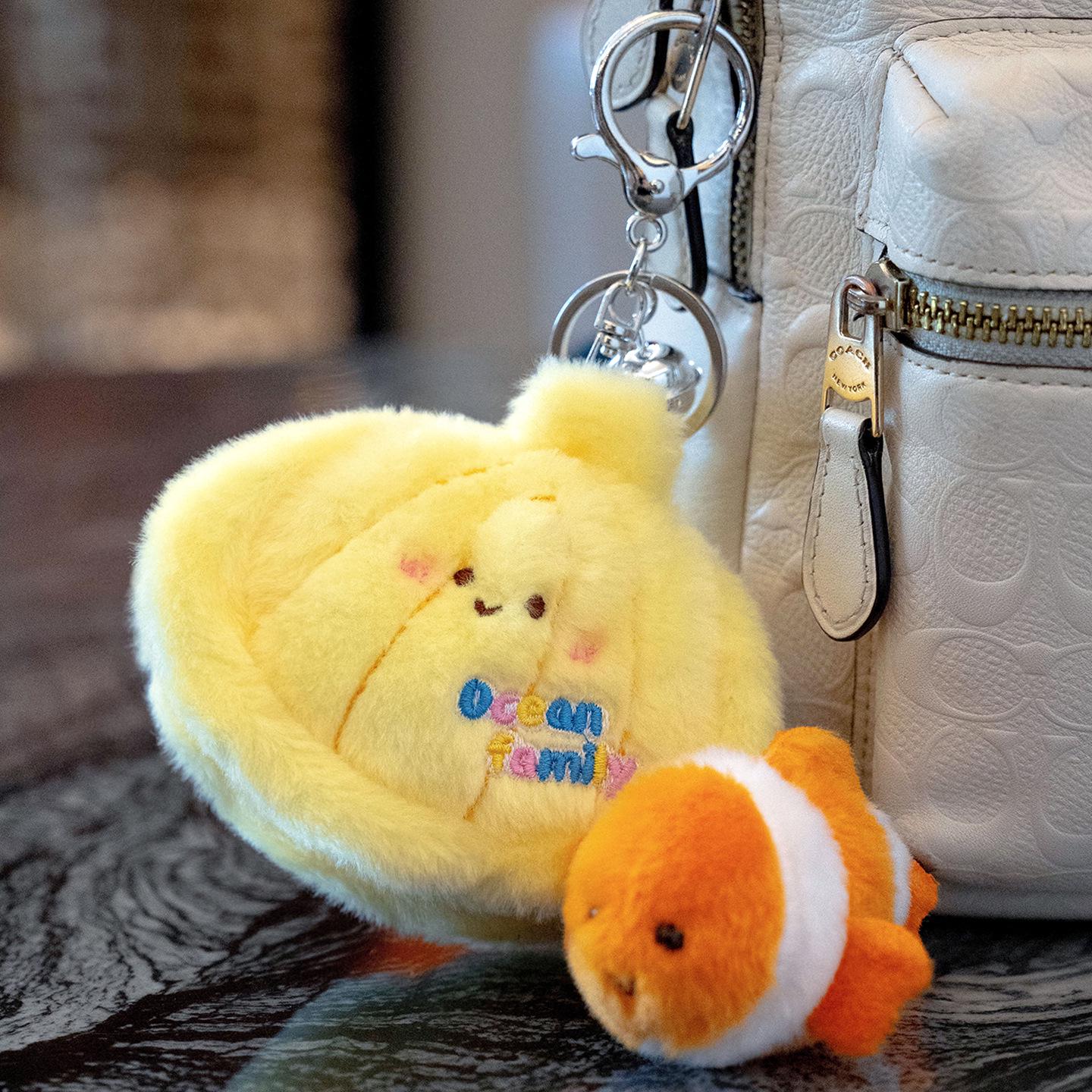

Cute Shell-Hidden Crab Keychains, Turtle Plush, Clownfish Doll, and Backpack Charms Approx. 11 cm жовтий