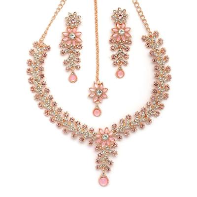 Charmantes Diamantbesetztes Florales Choker-Halsketten-Set mit Hängeohrringen und Maangtikka Schmuckset für Damen & Mädchen