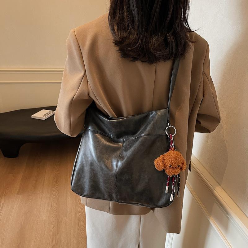 This Year, It Is Popular To Supply Large-capacity Women's Shoulder Bags 2025 New Retro Messenger Bags and Commuter Bags.