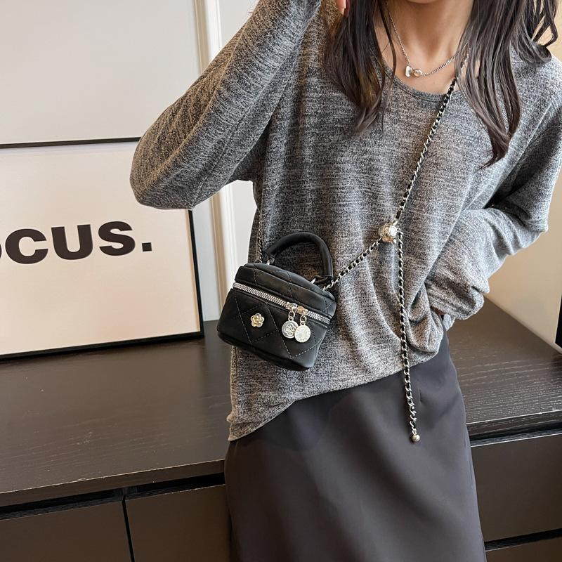 This Year, the Popular Small Bag Women's 2025 New Diamond Chain Temperament Mini Simple Small Fragrant Cross Shoulder Bag