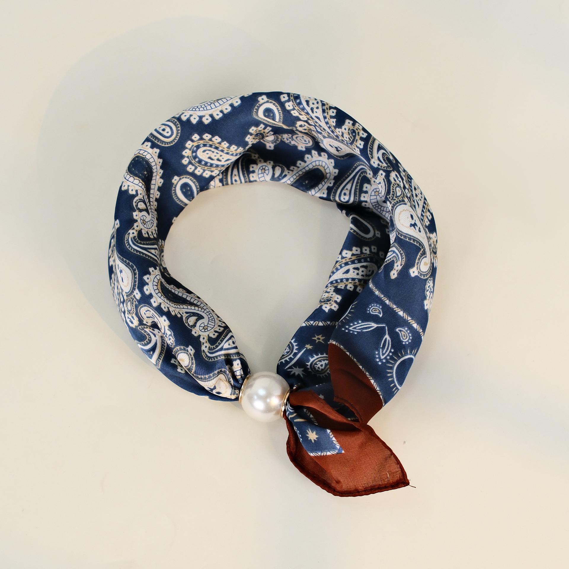 Elegancki Jedwabny Szalik z Perłami i Magnetycznym Zapięciem w Wzór Orzechowy w Kropki 50 cm gray