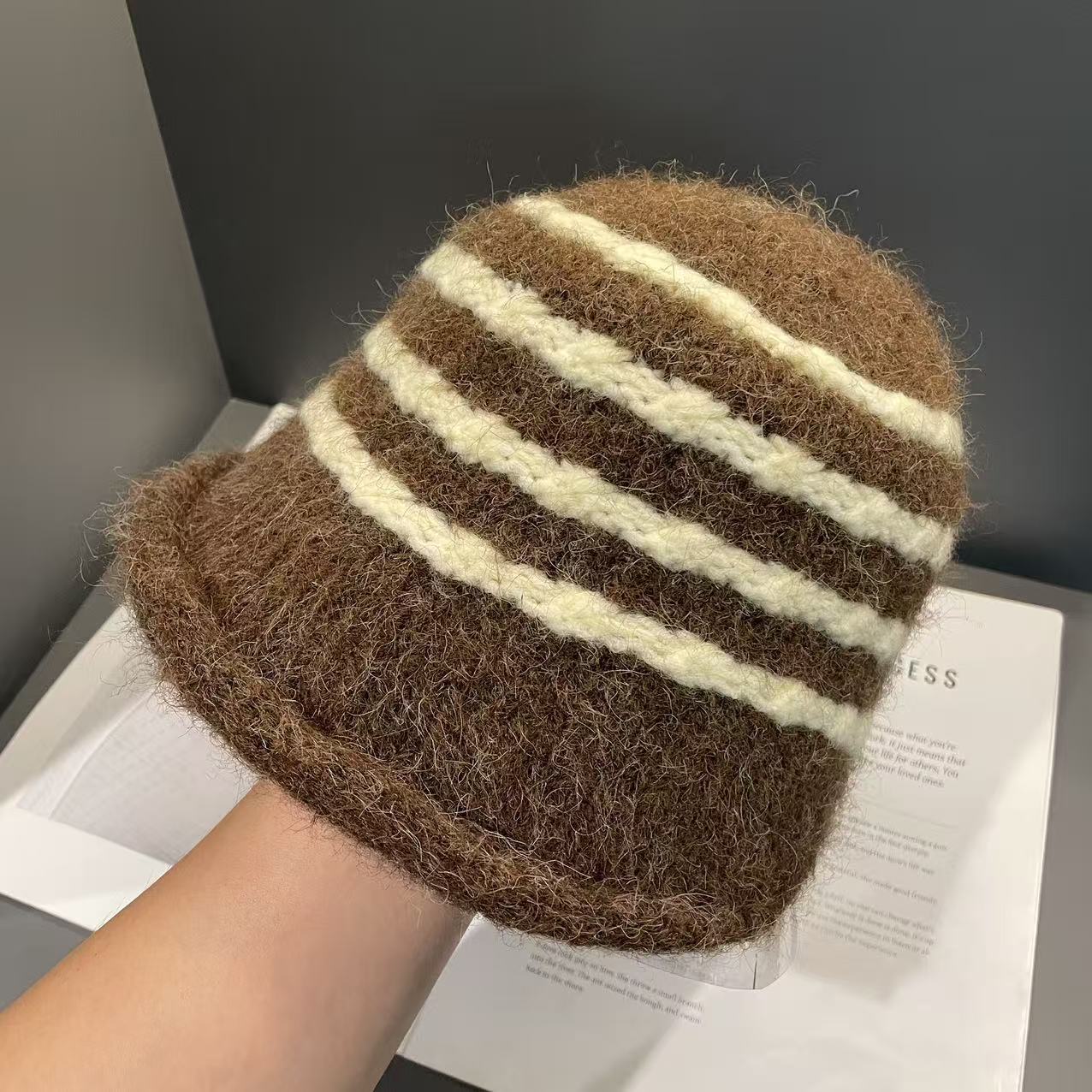 

Рыбацкая шляпа Женская Осень и Зима Корейская Универсальная Большой Обхват Головы Шерстяная Шляпа Подчеркивающая Лицо Маленькая Теплая Шляпа-Ведро M（56-58cm）