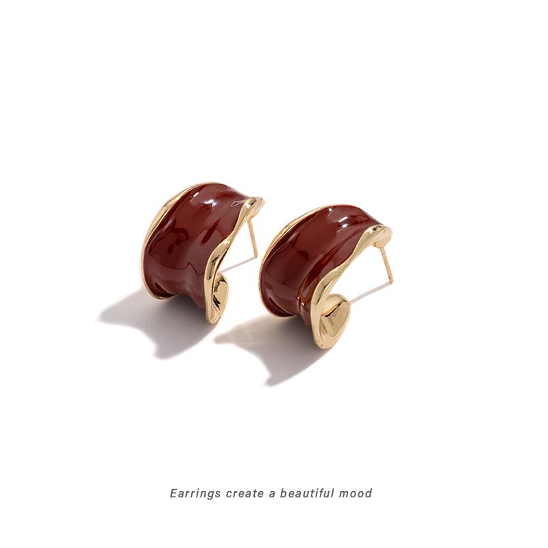 

Maillard C-Shaped Wine Red Ear Clips: Stylish Hong Kong-Inspired Earrings for Women, Perfect for Autumn and Winter, No Piercing Needed.