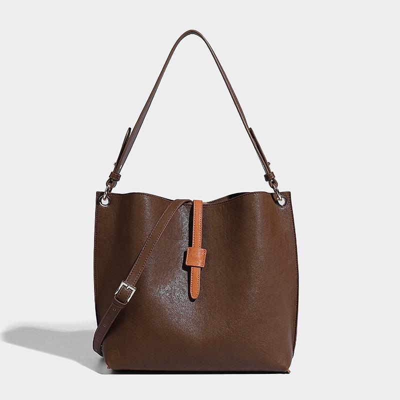 

High-end fashion single shoulder armpit 2024 autumn and winter new large-capacity bucket commuting versatile messenger bag темно-коричневого