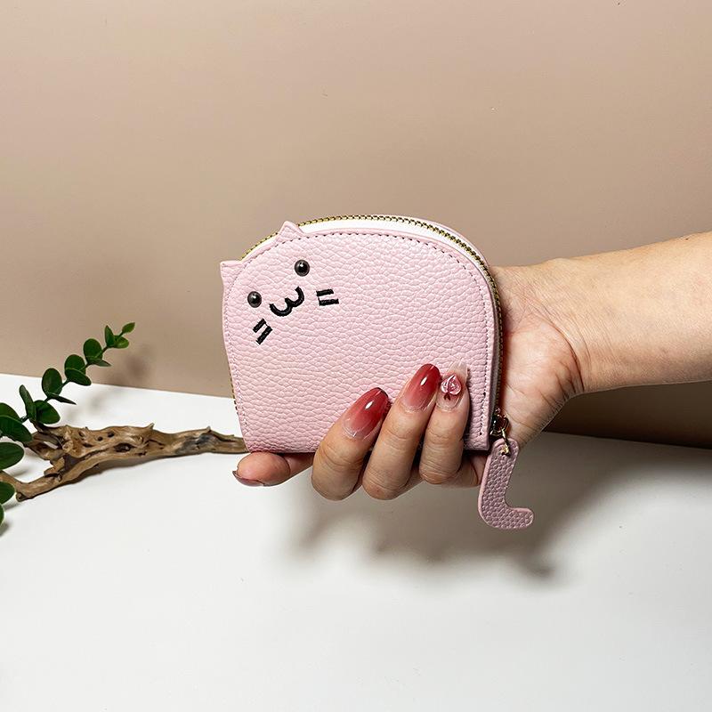 The cat is small and cute, with multiple card positions, a high sense of cartoon change purse, and a small and fresh carry.