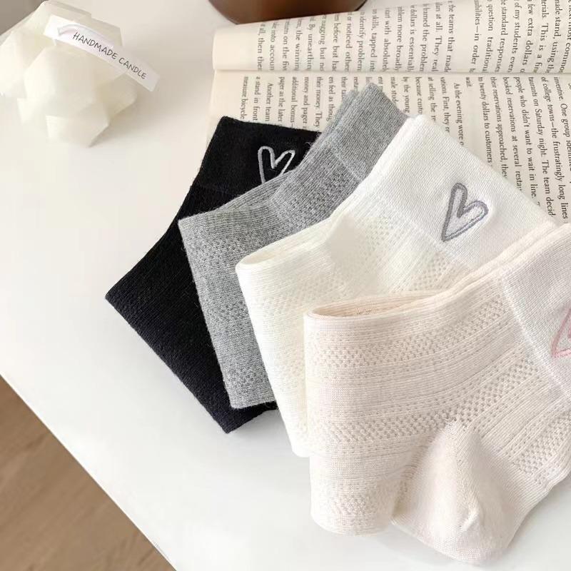 1 Pairs Embroidered Medium Length Socks Women's Autumn Fashion Love Fresh Sweat Absorbing Breathable Black White Girl Socks