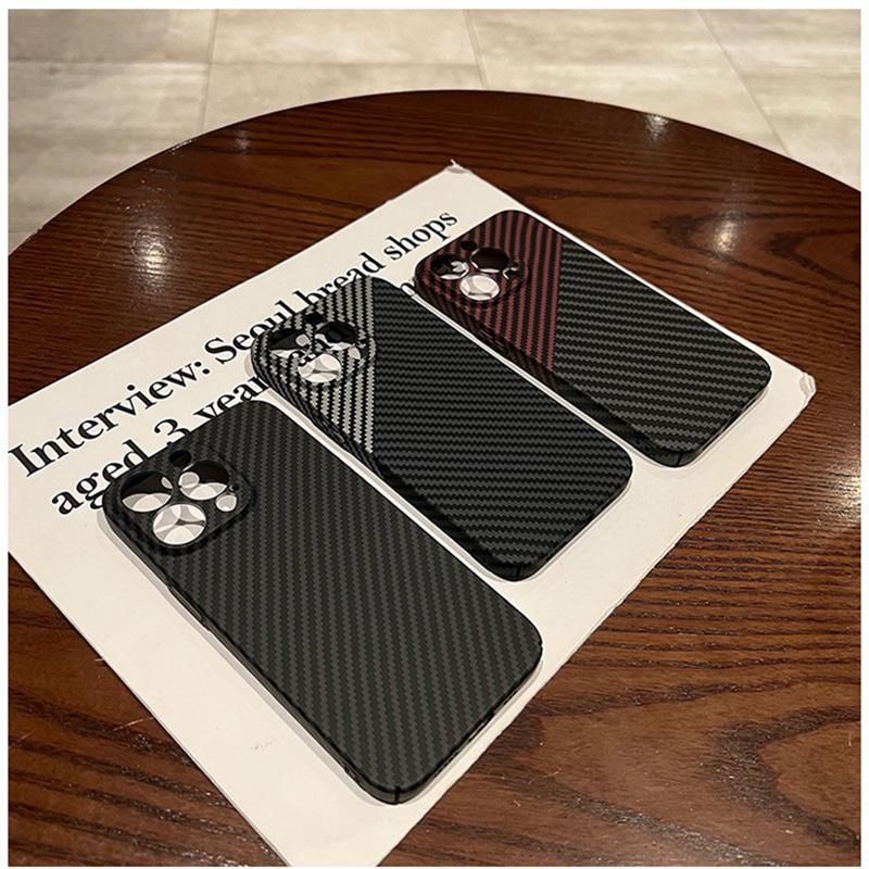 Custodia in fibra di carbonio per telefono per iPhone 17 16 15 14 13 12 11 Pro Max Cover posteriore rigida per iPhone X XS Max Protezione ultra sottile per fotocamera