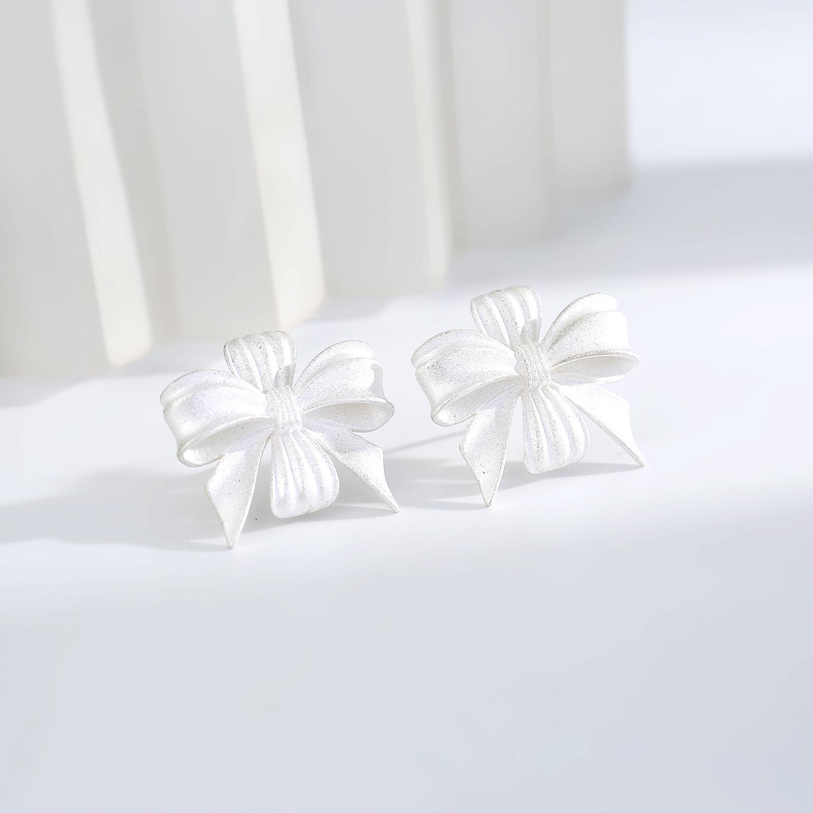 Высококачественные серьги-гвоздики с бантом - Холодный стиль и универсальный нишевый дизайн для женщин