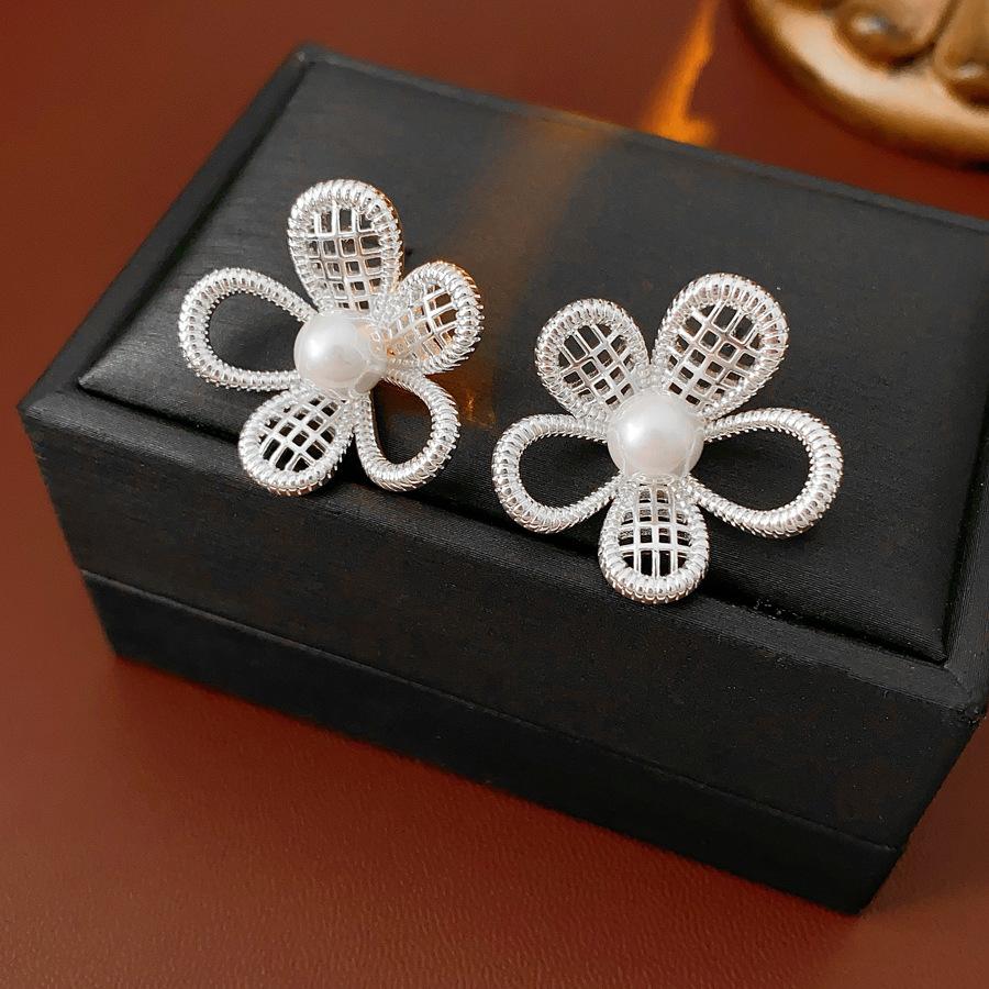

Серьги-гвоздики с сетчатым полым цветком и жемчугом для женщин, корейская мода, новинка 2025, минималистичные женские свадебные циркониевые подарки