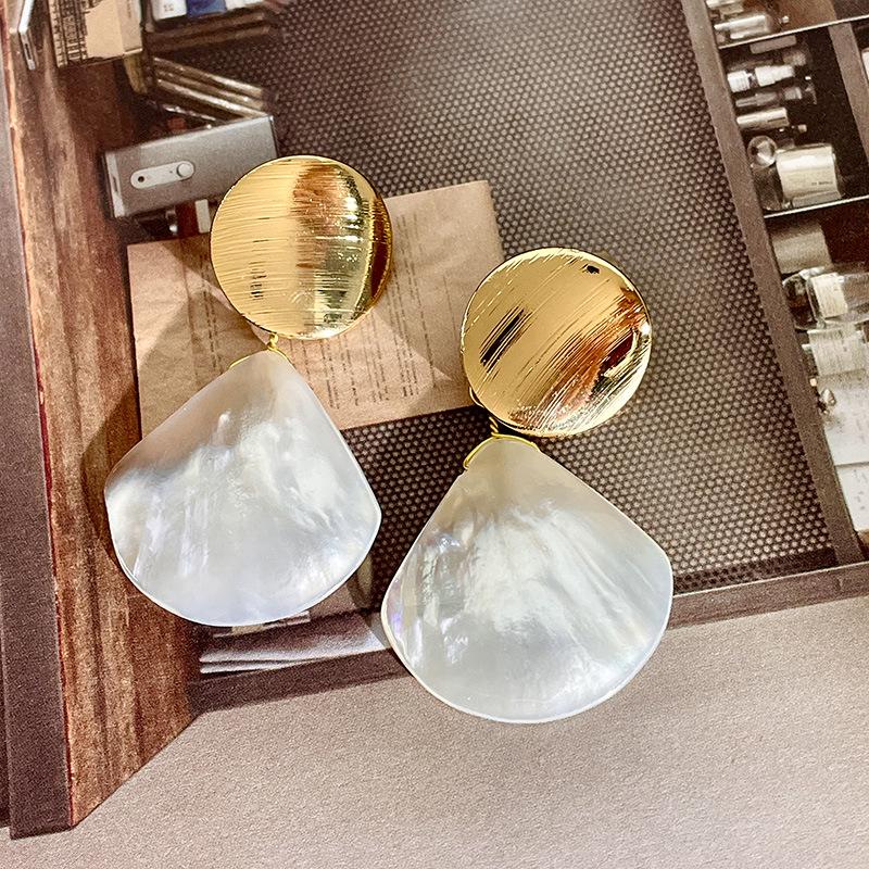 Gold Fan-Shaped French Shell Earrings with Mother-of-Pearl: Vintage 2024 Retro Design for Women