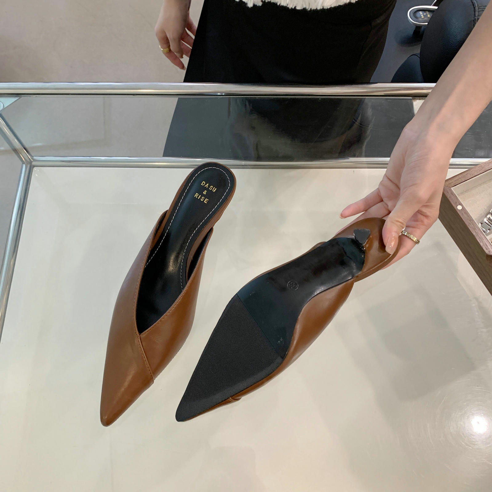 

Модный дизайн Новый бренд Женские тапочки Модные остроносые Неглубокие Мюли Обувь Тонкий низкий каблук Платье Сандалии Обувь 42 шоколадный