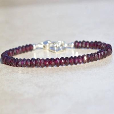 1 braccialetto con perline e braccialetto con pietra preziosa granato