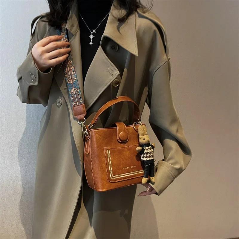 New Popular Design Bag for Women Autumn and Winter Shoulder Strap Crossbody Bag Retro Versatile Portable Bucket Bag