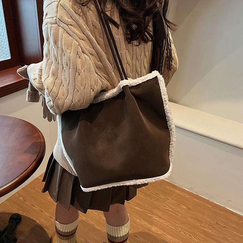 Commuter temperament Large capacity lamb wool retro vegetable basket New autumn and winter splicing plush shoulder underarm women's bag