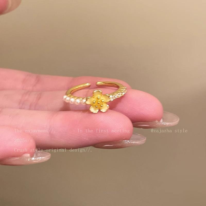 Daisy Small Flower Pearl Ring - Women s Niche Finger Ring with Light Luxury and High-end Feel Yellow daisy