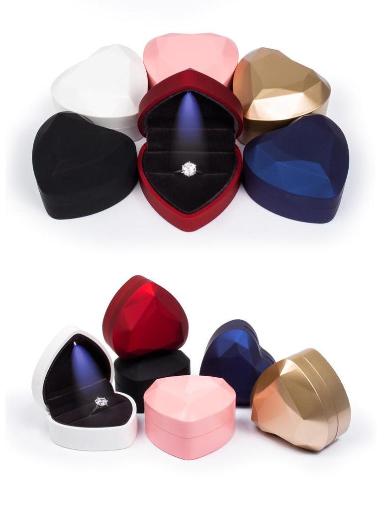 Cutie de bijuterii LED în formă de inimă pentru inele, coliere și pandantive